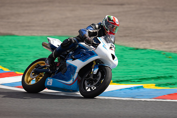 IH_NGRRC_Thruxton_100402