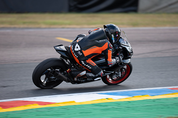 IH_NGRRC_Thruxton_101003